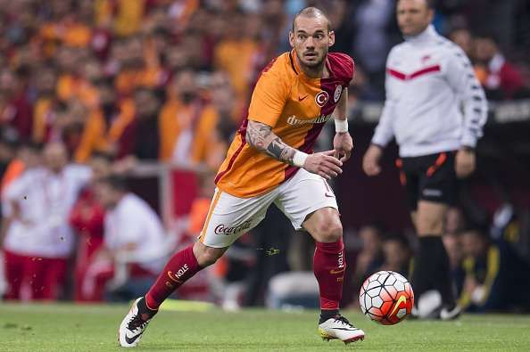 Sneijder bị phạt 1,96 triệu bảng vì 11 thẻ vàng.