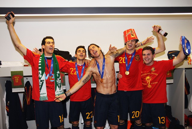 Sergio Ramos (giữa) ăn mừng cùng đồng đội.