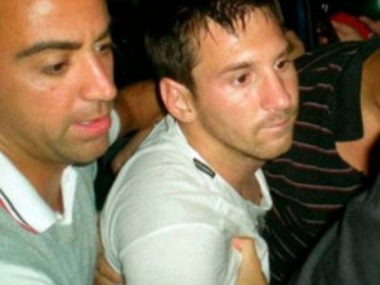 Không ai nghĩ Messi cũng có lúc phê rượu.