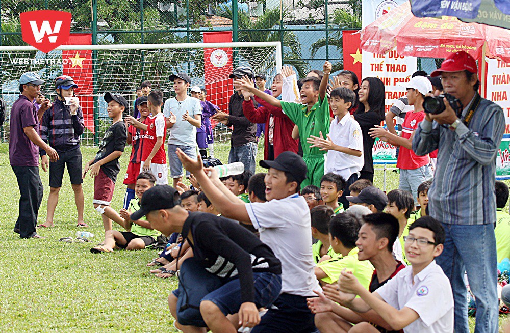 Tất cả tạo nên ngày hội bóng đá ở Nha Trang. Ảnh: Văn Nhân