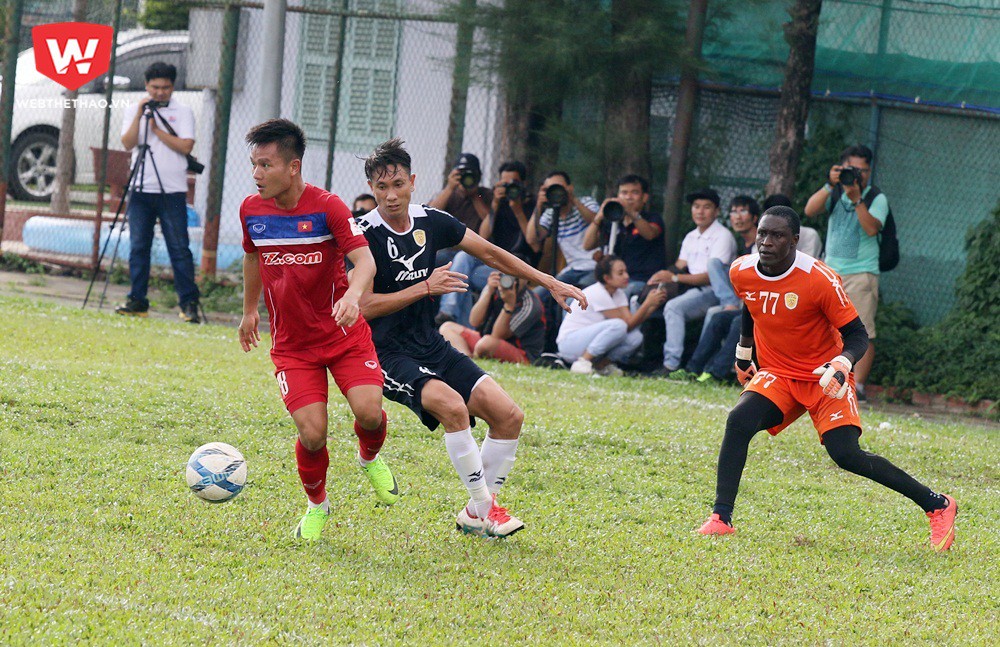 Đinh Thanh Trung là cầu thủ mở tỷ số trong hiệp 1 cho tuyển Việt Nam. Ảnh: Văn Nhân