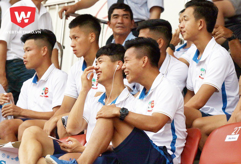 Phải chăng họ cười khi chứng kiến U.21 Thái Lan thắng dễ U.21 Gangwon? Ảnh: Văn Nhân