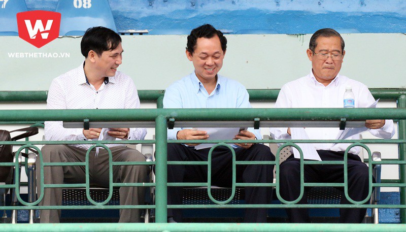 Tân Chủ tịch Hội đồng quản trị Công ty CP thể thao bóng đá Bình Dương – ông Hồ Hồng Thạch (người ngồi giữa) xuất hiện trên khán đài vào hôm nay. Ảnh: Văn Nhân
