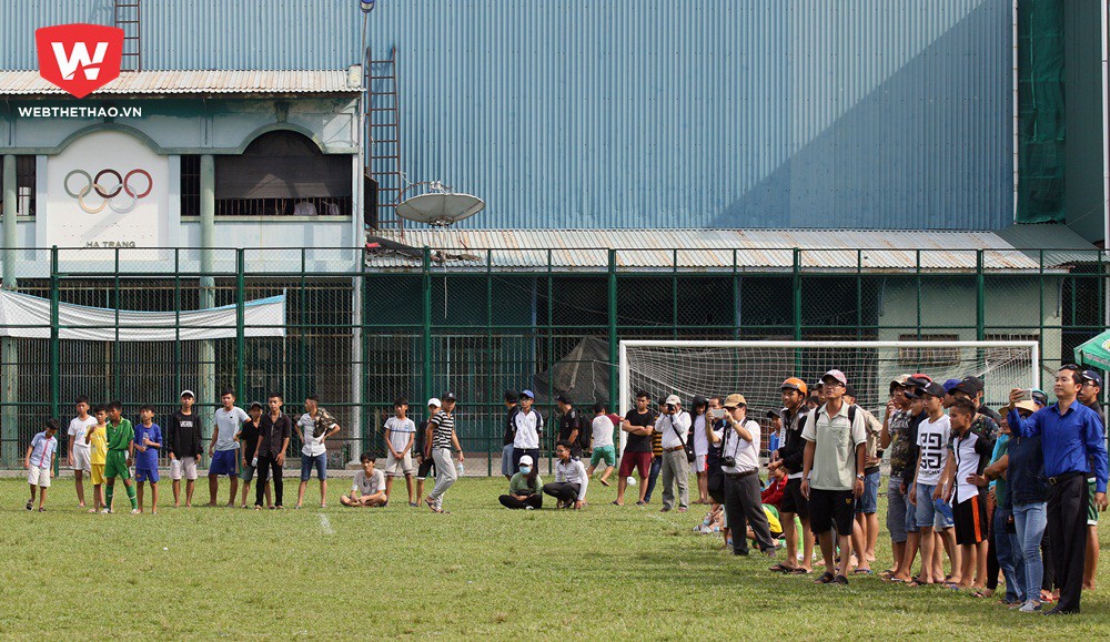 Khán giả vây kín cả sân bóng để cổ vũ cho các cầu thủ thi đấu. Ả: Văn Nhân