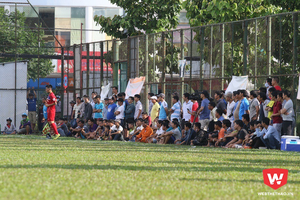Khá đông khán giả đến theo dõi trận đấu tập của tuyển Việt Nam. Ảnh: Văn Nhân