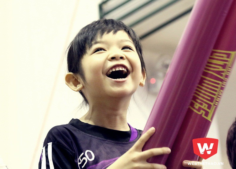 Một fan nhí của HCMC Wings cổ vũ đầy ấn tượng. Ảnh: Văn Nhân