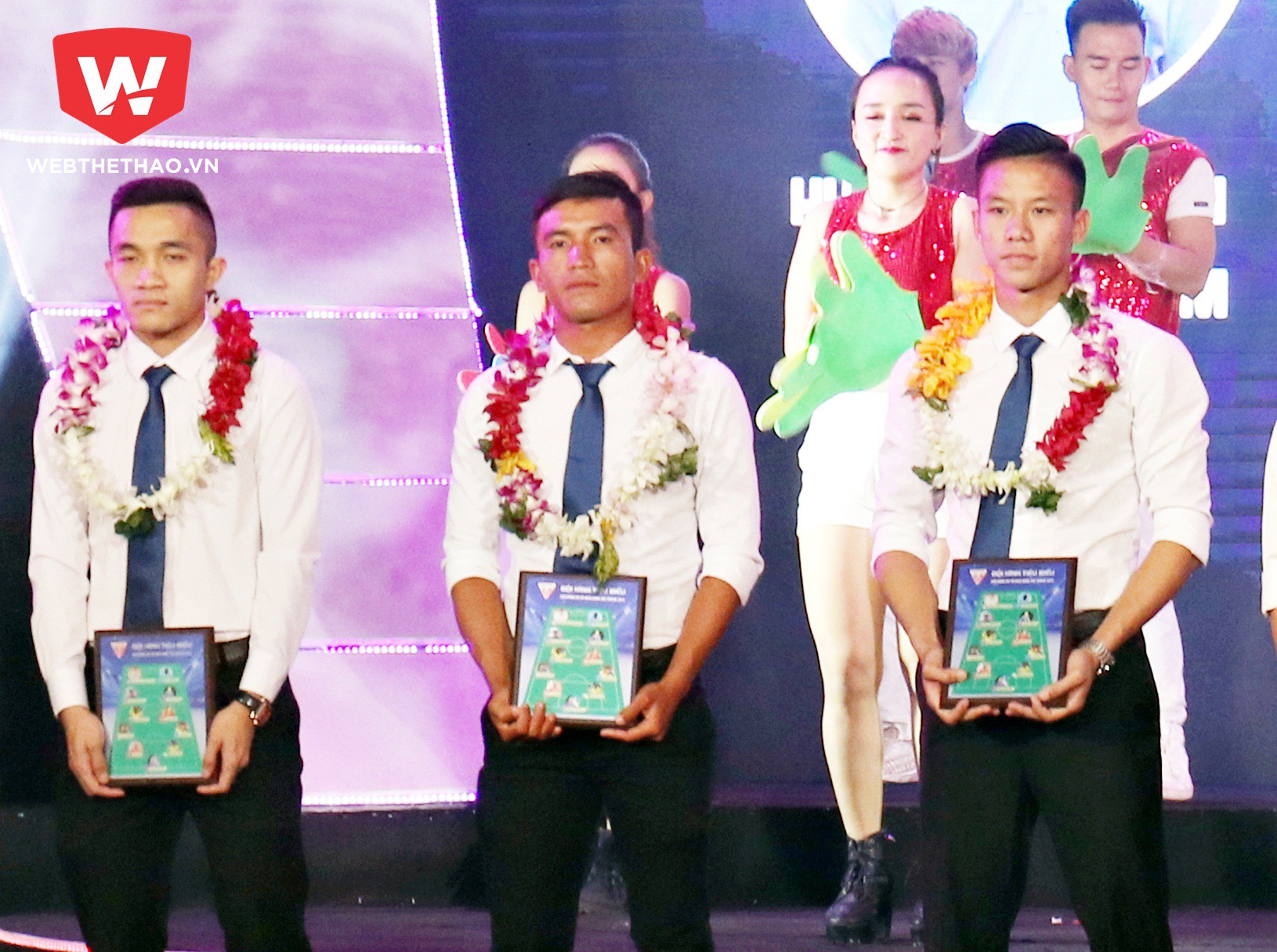 Vũ Vũ (đứng giữa) vinh dự góp mặt trong đội hình xuất sắc nhất V.League 2016. Ảnh: Văn Nhân
