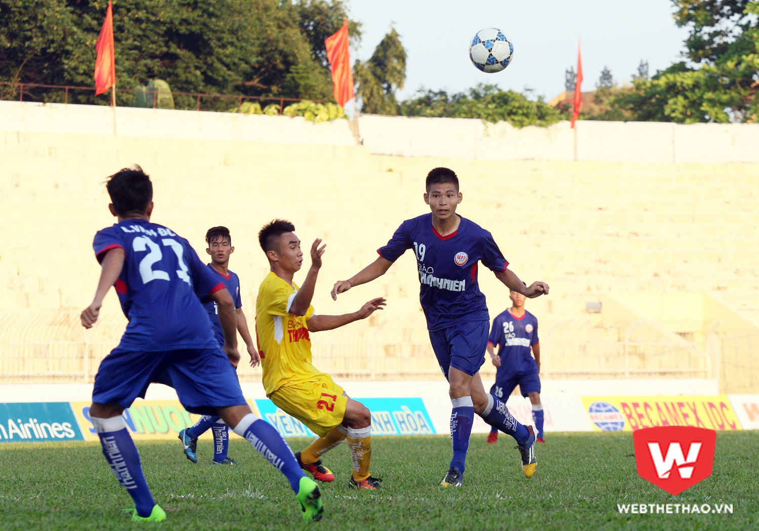 PVF (áo xanh) đang đá VCK U.19 quốc gia 2017 ở Bình Định. Ảnh: Văn Nhân