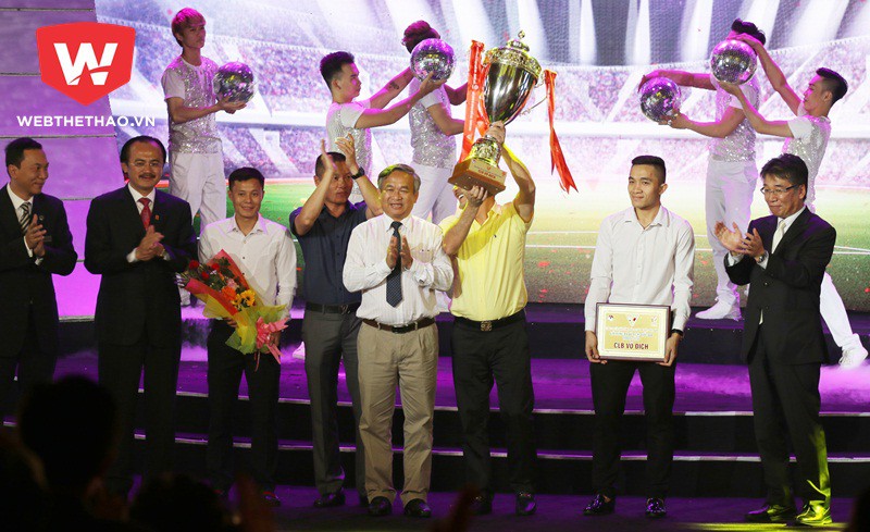 Buổi lễ Gala khép lại với Cúp V.League 2016 cho Hà Nội T&T. Ảnh: Văn Nhân