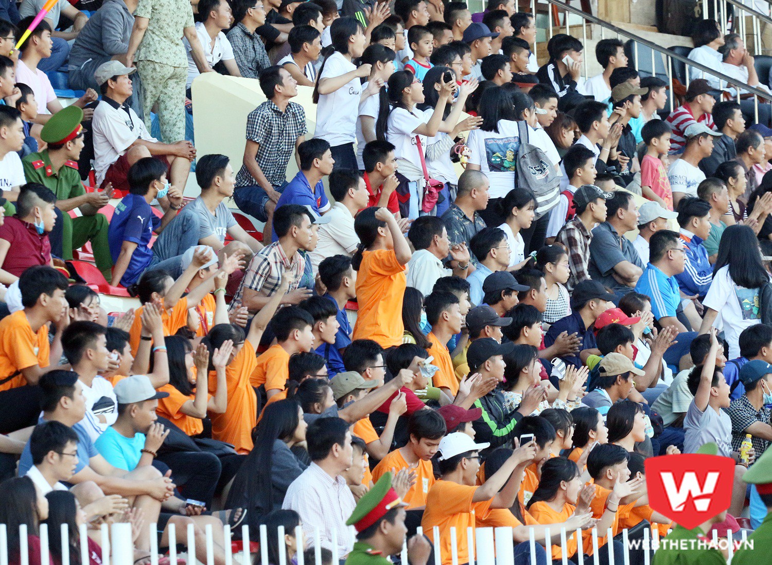 Rất đông khán giả đến ủng hộ Bình Định. Ảnh: Văn Nhân