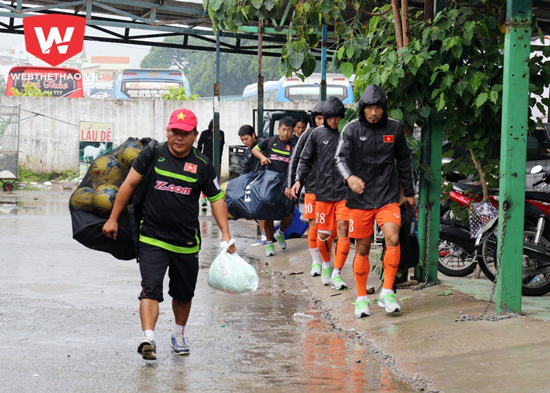 ĐTVN đội mưa đến sân tập ở đường Hoàng Hoa Thám vào 9h10. Ảnh: Văn Nhân