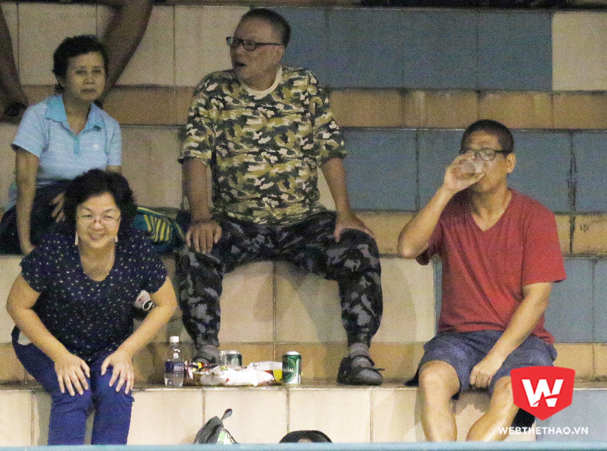 Trận đấu giữa Hoàng Thiên và Hong Kit Wong kéo dài đến 5 set. Và khán giả đội khách đã tranh thủ... làm vài lon bia trên khán đài. Ảnh: Văn Nhân