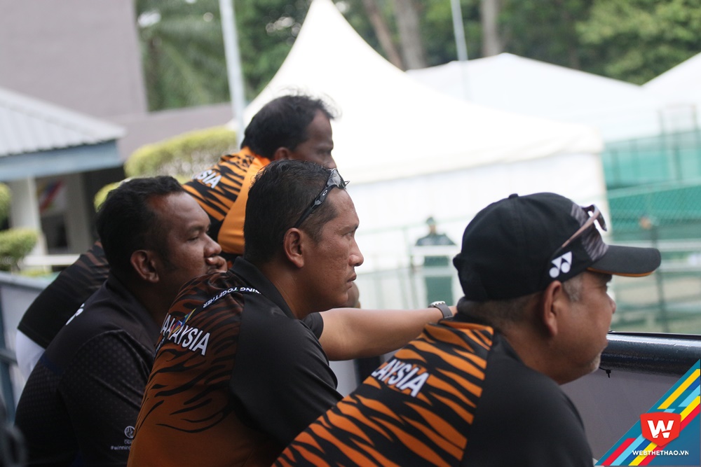 Ban huấn đội Malaysia dùng tiểu xảo với đội VN. Ảnh: Văn Nhân