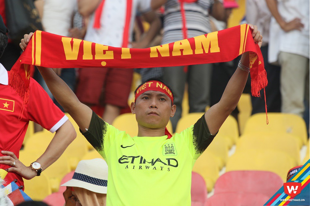 Đâu đó vẫn có những người ủng hộ cầu thủ Việt Nam sau trận thua. Ảnh: Văn Nhân