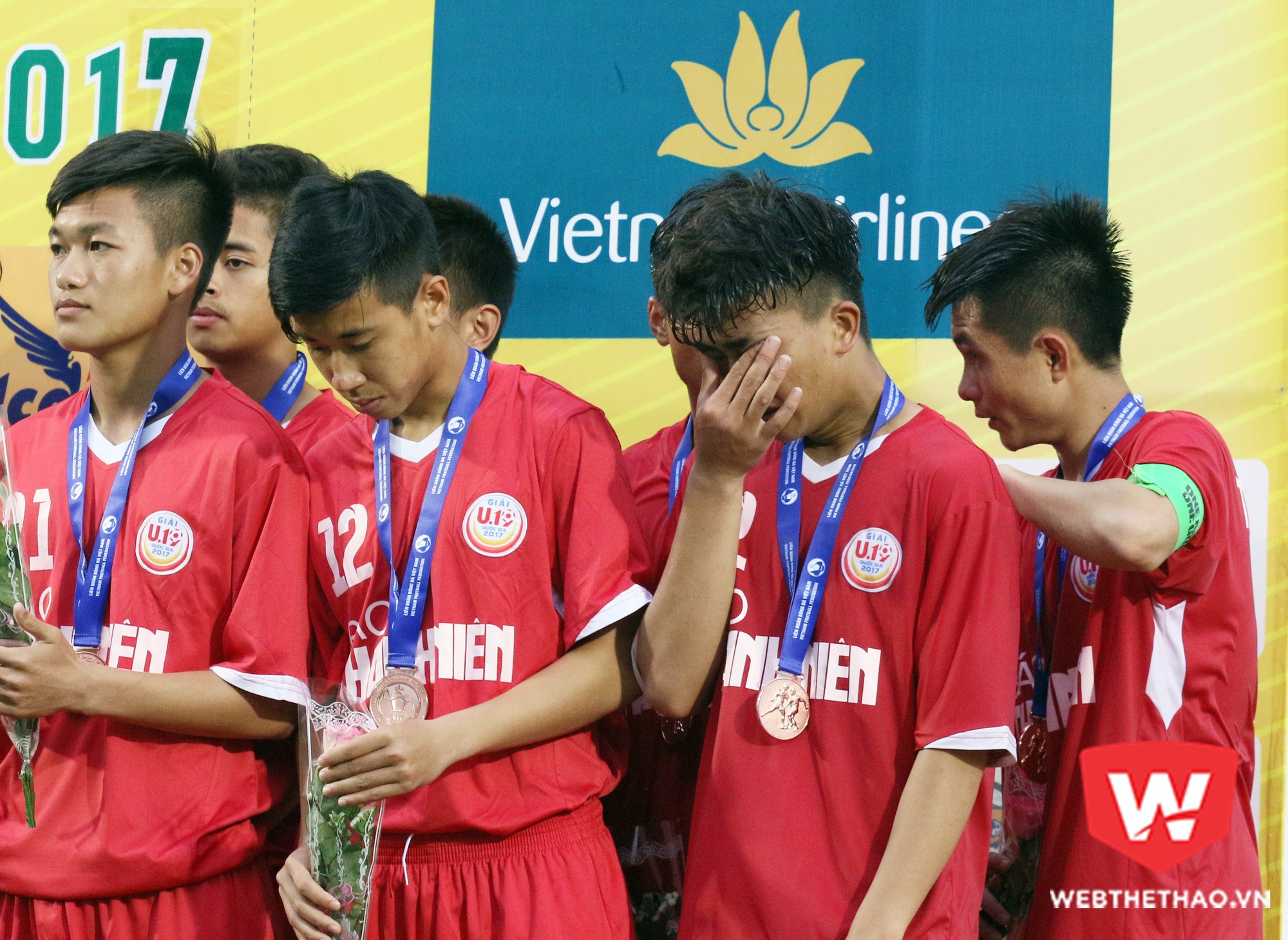 Các cầu thủ Viettel bật khóc trên bục nhận hạng Ba. Ảnh: Văn Nhân