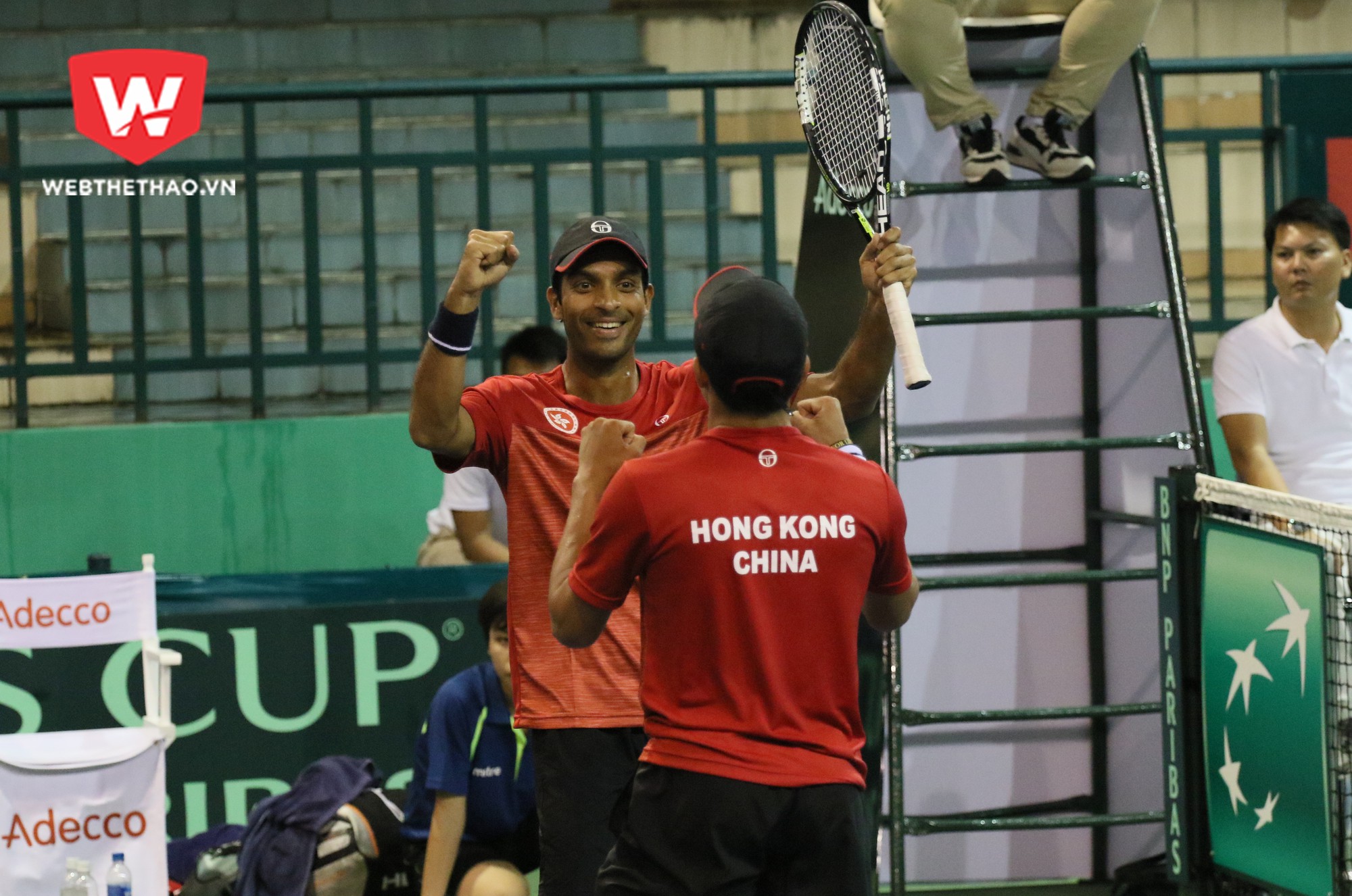 Niềm vui chiến thắng của 2 tay vợt Hong Kong sau trận đấu đầy kịch tính. Ảnh: Văn Nhân