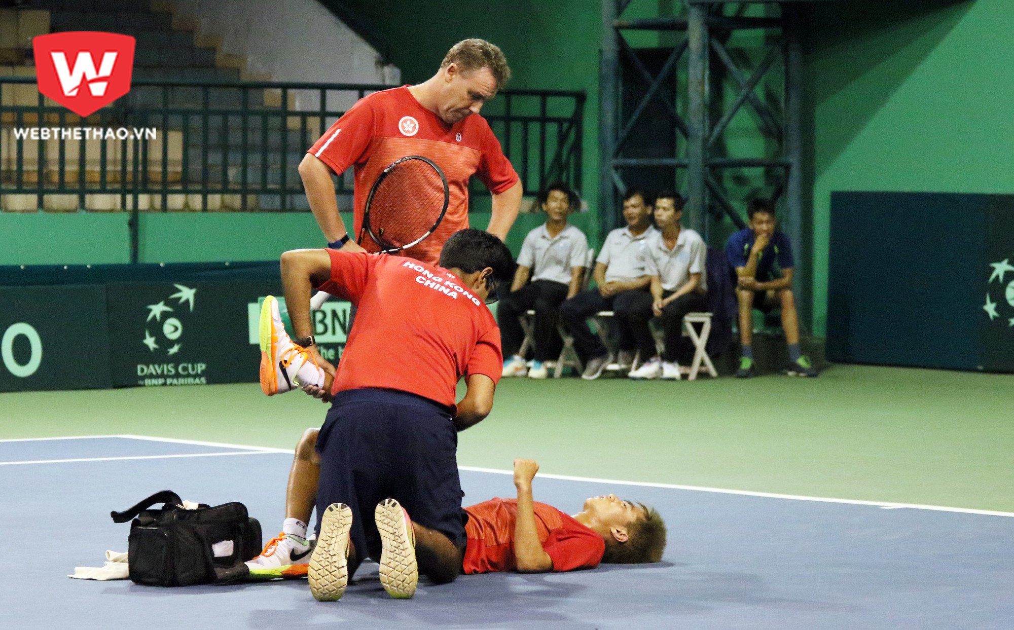 Tay vợt Hong Kong được chăm sóc ngay tại sân. Ảnh: Văn Nhân