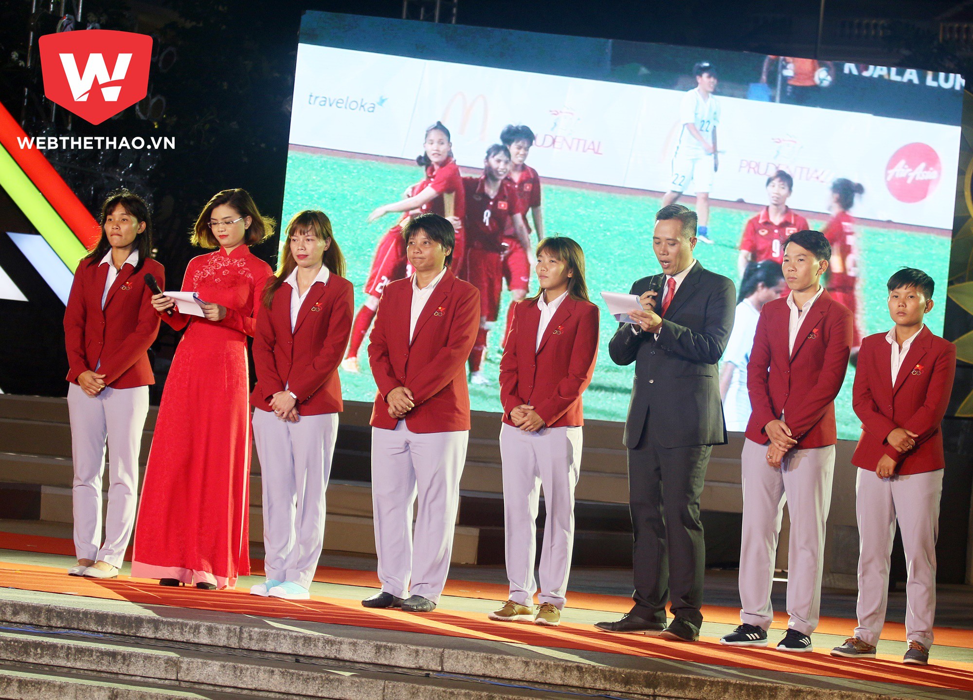 Các thành viên bóng đá nữ TP.HCM vô địch SEA Games 29 cùng tuyển nữ VN. Ảnh: Văn Nhân