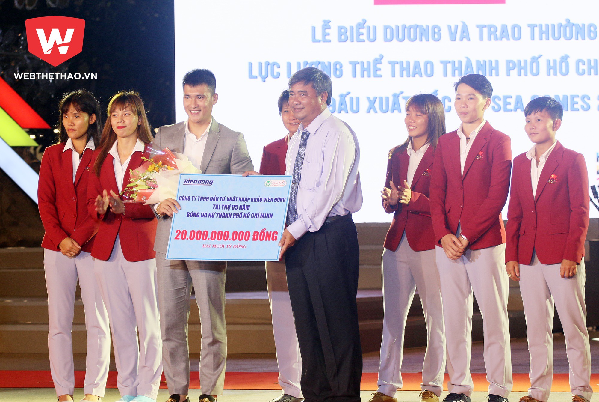 Bóng đá nữ TP.HCM nhận được 20 tỷ đồng từ Lê Công Vinh - đại diện nhà tài trợ chính của CLB TPHCM. Ảnh: Văn Nhân