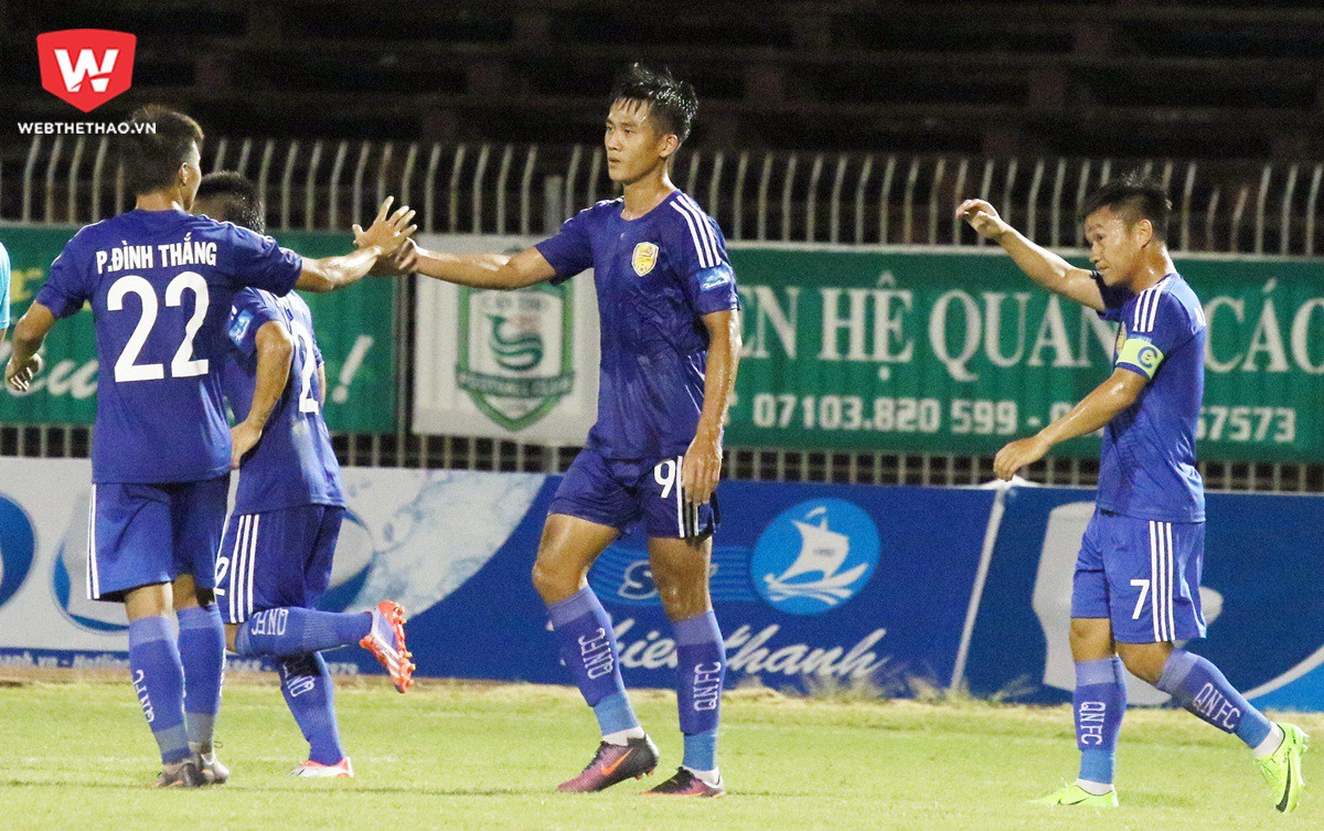 Hà Minh Tuấn (số 9) đã ghi 2 bàn thắng cho Quảng Nam ở tứ kết Cúp QG. Ảnh: Văn Nhân