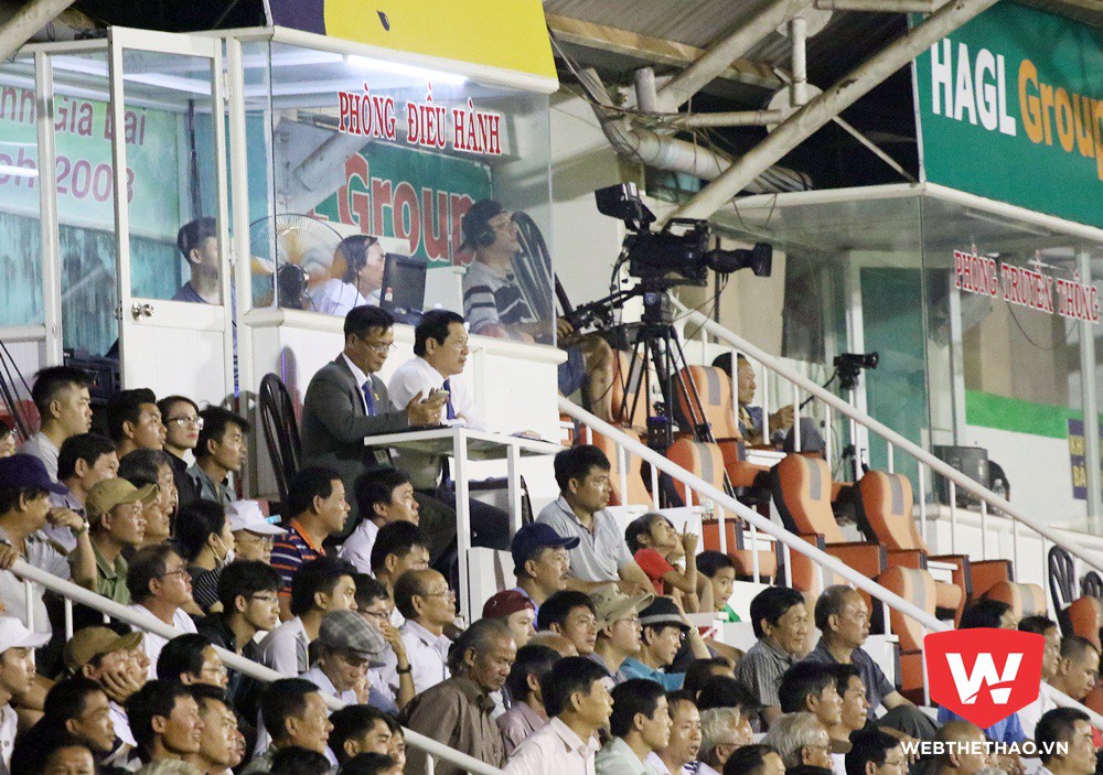 Phó ban Dương Văn Hiền (người ngồi trên bàn, bên phải) làm giám sát trọng tài trận HA.GL - Thanh Hóa. Ảnh: Văn Nhân