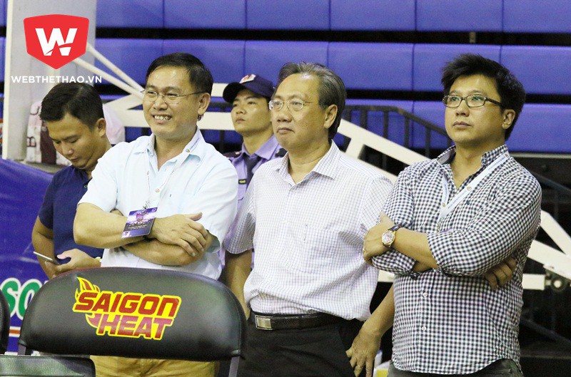 Bầu Tú (bên trái), Phó GĐ sở VH-TT TPHCM - Mai Bá Hùng ( người ở giữa) và Chủ tịch CLB Saigon Heat - Nguyễn Bảo Hoàng (bên phải). Ảnh: Văn Nhân
