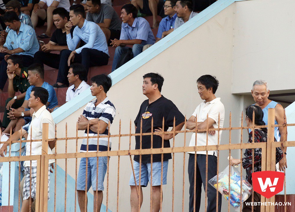 Khán giả Nha Trang luôn đến đông để cổ vũ cho U19 HAGL. Ảnh: Văn Nhân