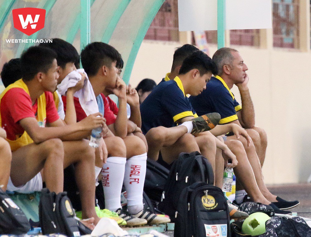 HLV Graechen chọn cách ngồi xem ở nửa cuối hiệp 2 trận thua U19 Myanmar. Ảnh: Văn Nhân