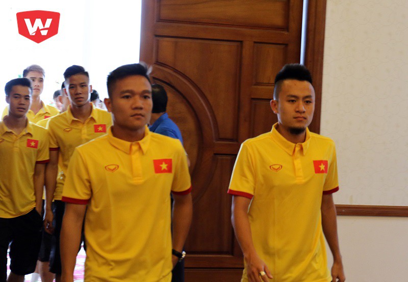 Các cầu thủ Việt Nam bắt đầu đến buổi tập. Ảnh Văn Nhân
