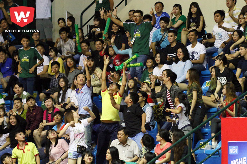 Nhiều khán giả Cần Thơ đến cổ vũ đội nhà trong trận đấu gặp Sajgon Heat. Ảnh: Văn Nhân