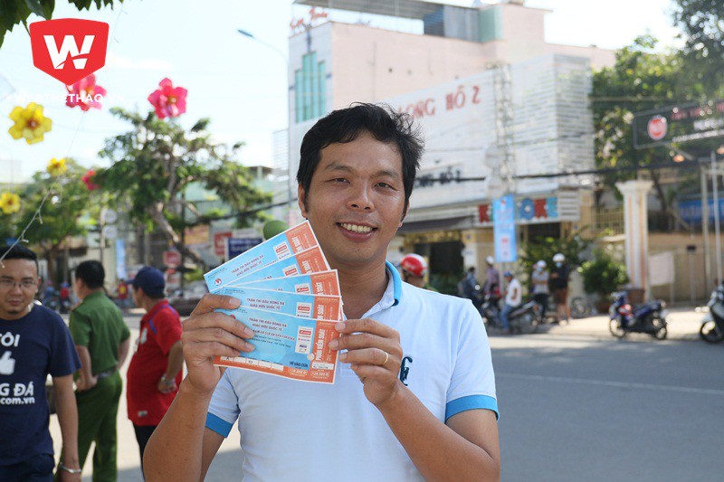 Một CĐV từ Cà Mau lên Cần Thơ mua vé ủng hộ ĐTVN. Ảnh: Văn Nhân