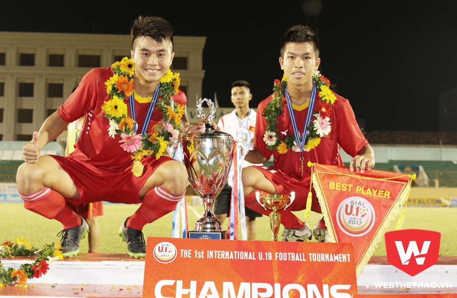 Văn Nam đã có 1 bàn thắng trong trận chung kết, còn Hữu Thắng giành danh hiệu Cầu thủ xuất sắc nhất giải. Ảnh: Văn Nhân