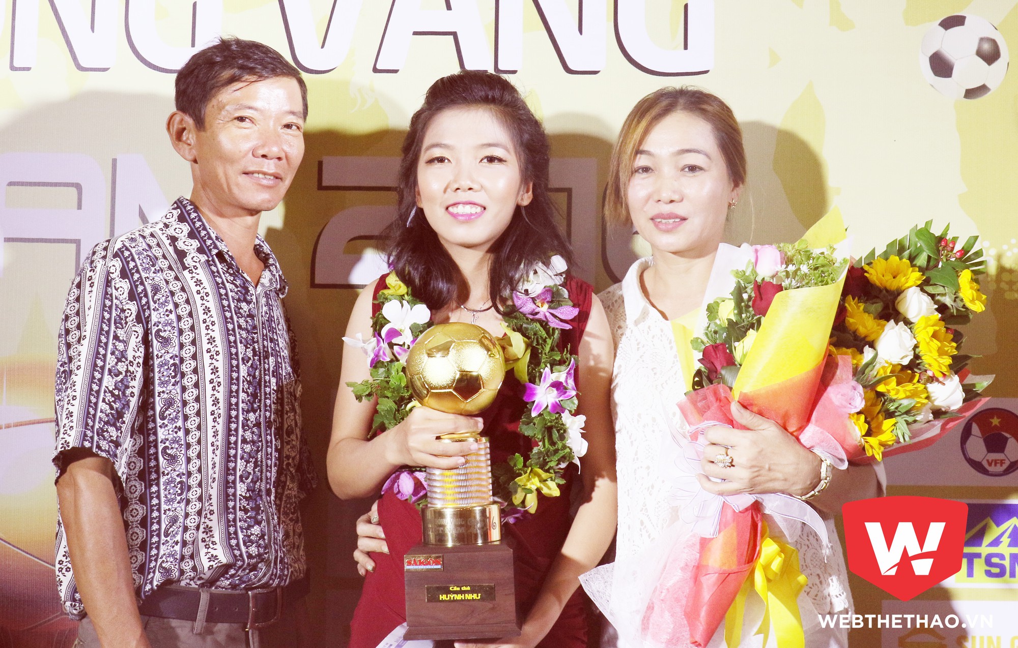 Gia đình Huỳnh Như hạnh phúc tại đêm Gala Qu ả bóng vàng 2016. Ảnh: Văn Nhân