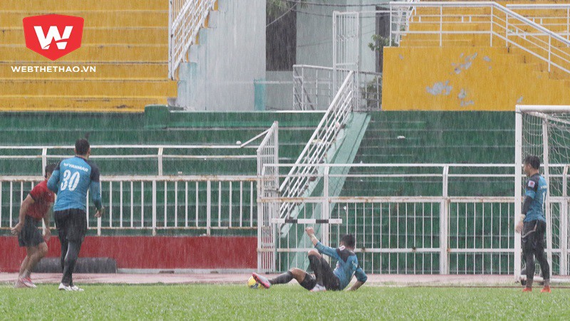Các thủ môn cũng đội mưa tập luyện rất chăm chỉ. Ảnh: Văn Nhân