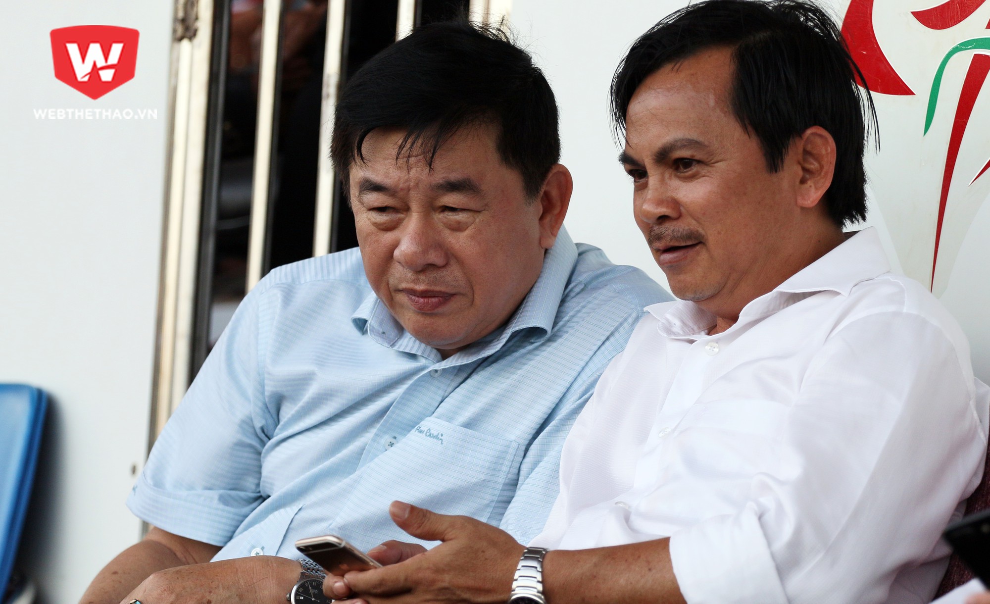 Chủ tịch Võ Thành Nhiệm (áo trắng) đến dự khán trận đấu TP.HCM - Quảng Nam ở vòng 1 V.League 2017. Ảnh: Văn Nhân