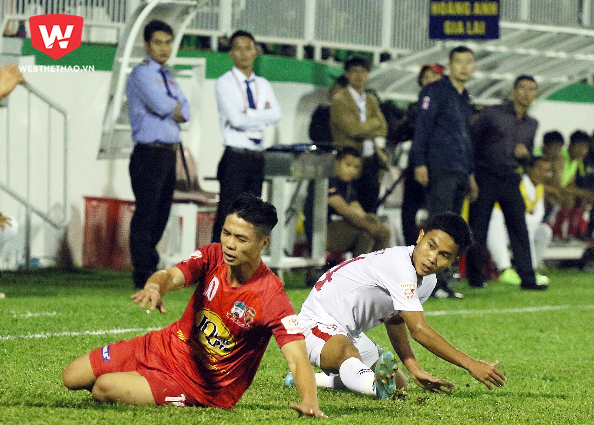 Tuy nhiên, TP.HCM đã chơi phòng ngự kín bưng khiến cho Công Phượng tắt điện. Ảnh: Văn Nhân