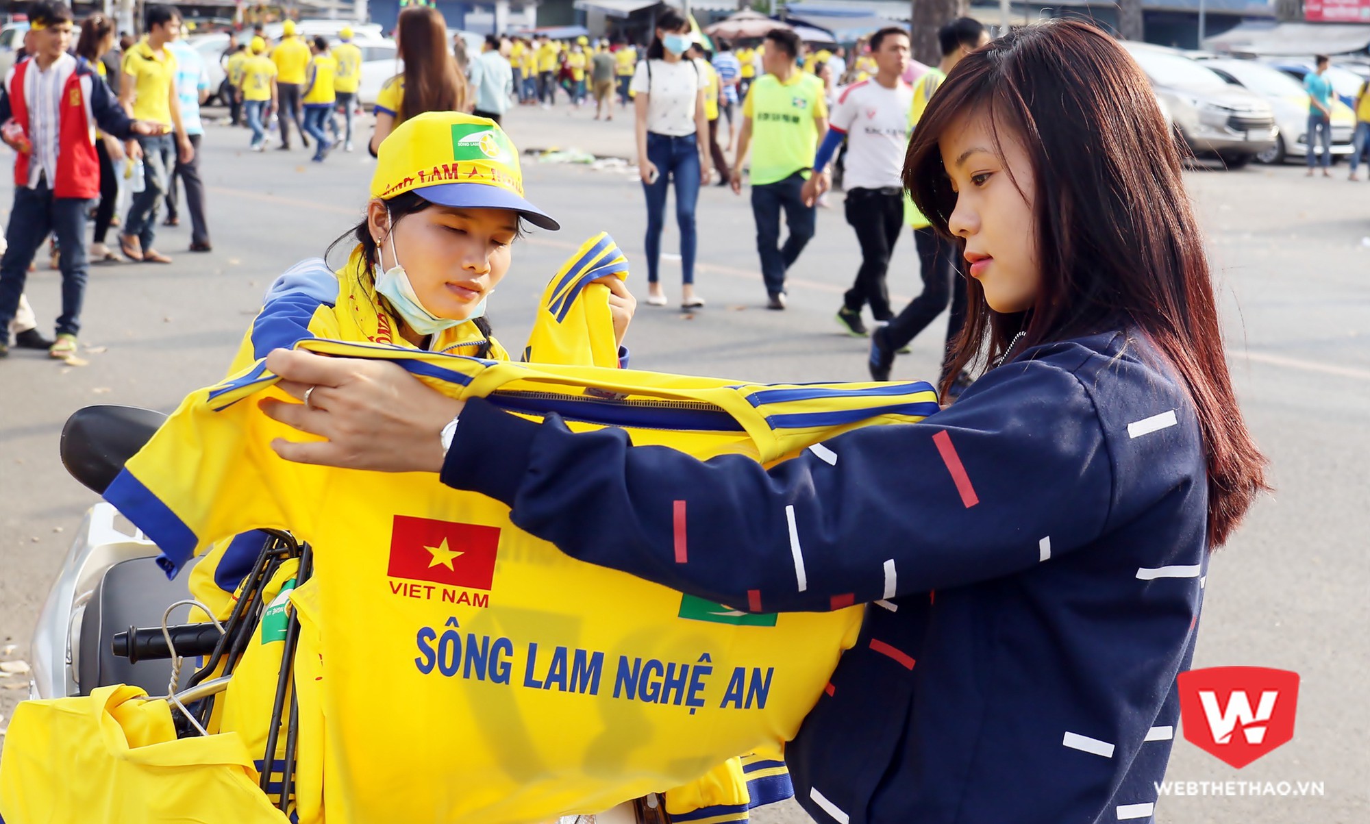 Người Nghệ bán đồ trước giờ bóng lăn. Ảnh: Văn Nhân