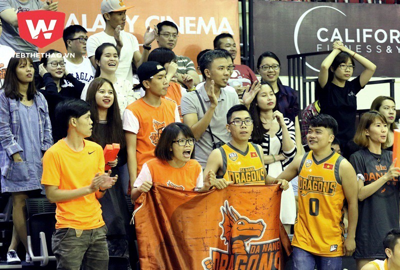 Hội CĐV Danang Dragons muốn làm cầu nối cho các bạn trẻ yêu bóng rổ. Ảnh: Văn Nhân