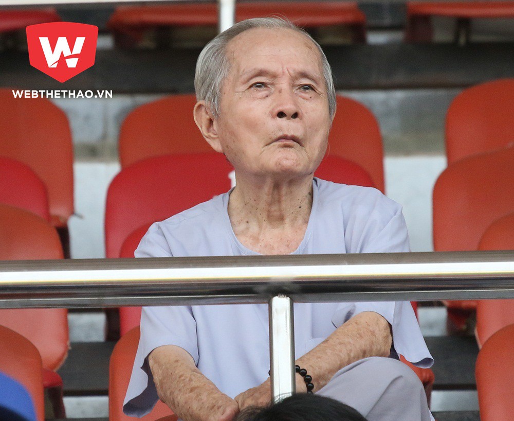 Cụ Hồng (85 tuổi) đến sân cổ vũ bóng đá nữ. Ảnh: Văn Nhân