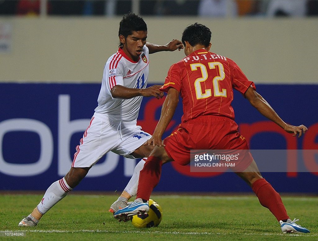 Tiền vệ Tài Em đối đầu Myanmar.