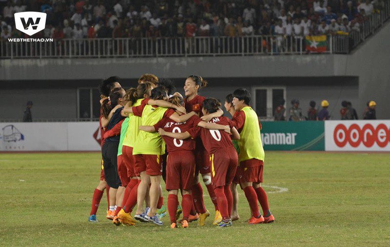 Niềm vui vỡ òa của các cầu thủ nữ Việt Nam. Ảnh MFF