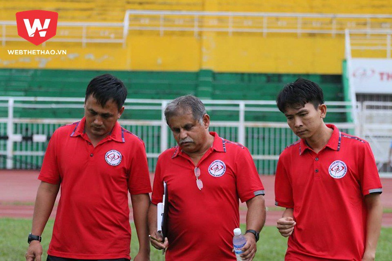 HLV trưởng Alain Fiard cùng các trợ lý. Ảnh: Quang Thịnh