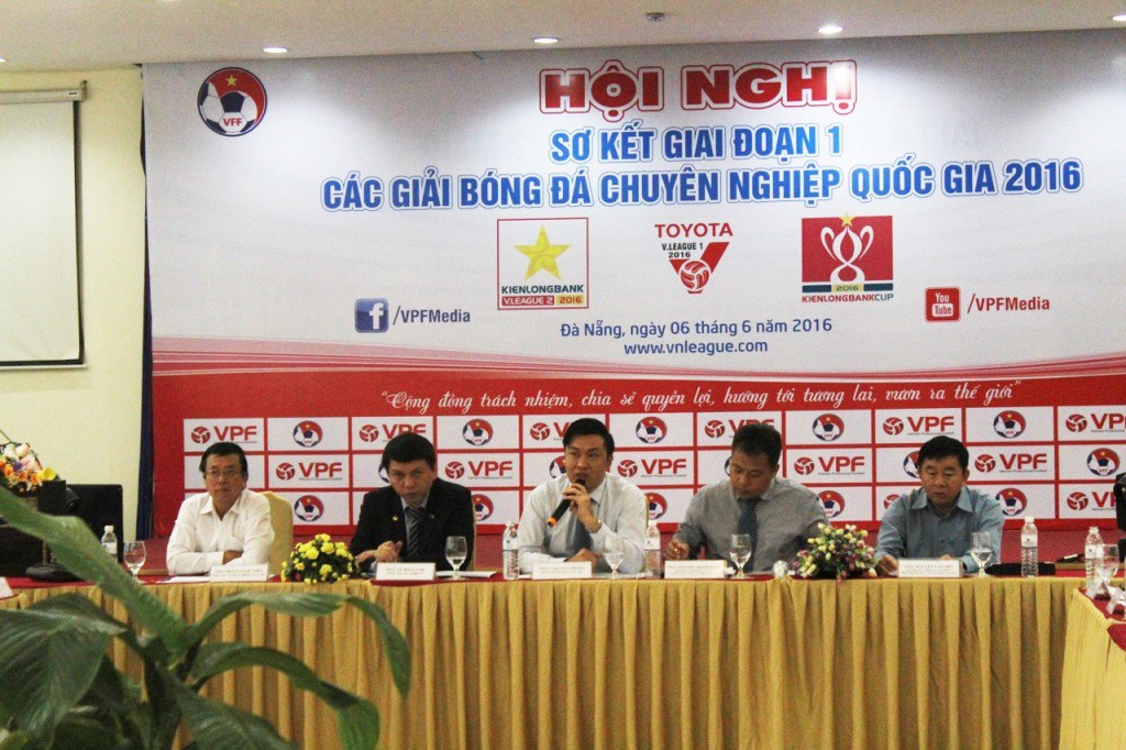 Trưởng BTC giải ông Nguyễn Minh Ngọc và Trưởng ban trọng tài kiêm Phó BTC giải ông Nguyễn Văn Mùi ngồi bên phải. 