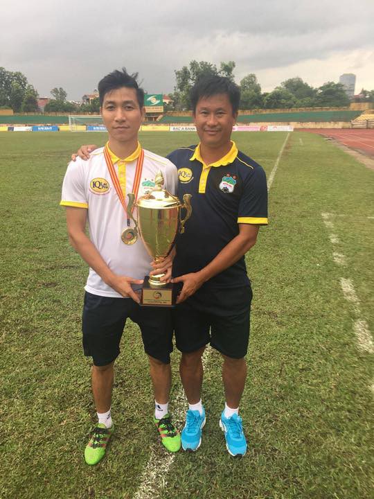 HLV Đinh Hồng Vinh (bên phải) lần thứ 2 giới các đội trẻ HAGL vô địch. Ảnh: FBNV