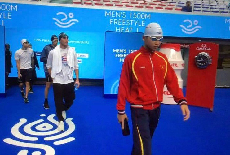 Kim Sơn (áo đỏ) đã tham dự giải vô địch thế giới nhờ 15 ngày tập huấn gian nan. 