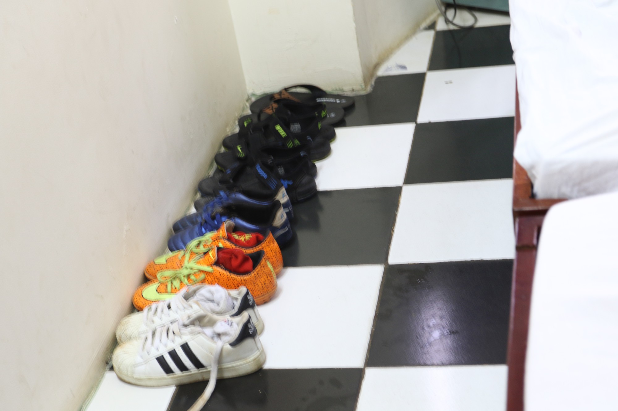 Ba lô, giày dép của các cầu thủ THCS Chu Văn An (Cần Thơ được sắp rất ngăn nắp.