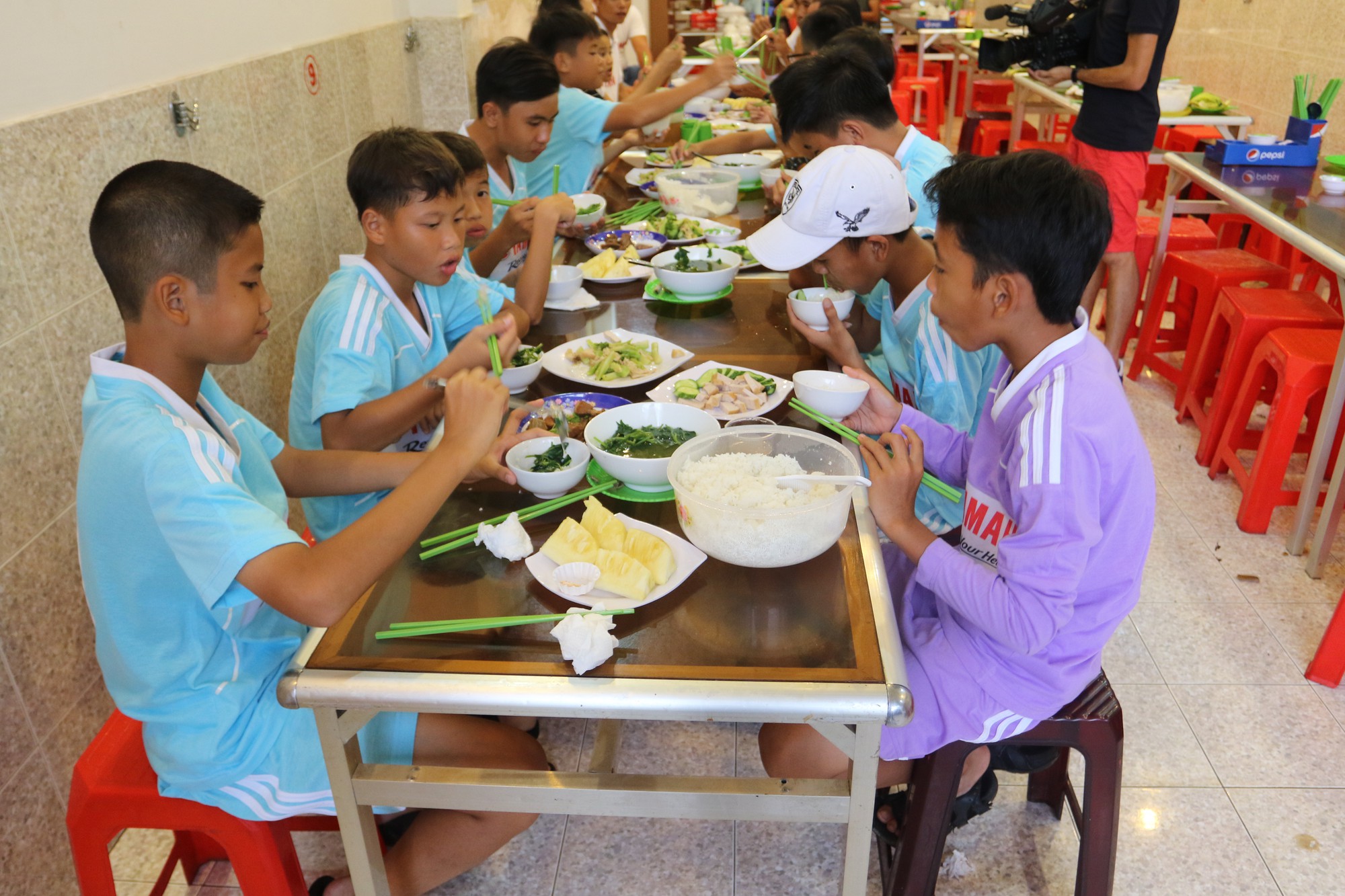 Các em học sinh trường Mai Xuân Thưởng ăn rất ngon miệng và vui vẻ.