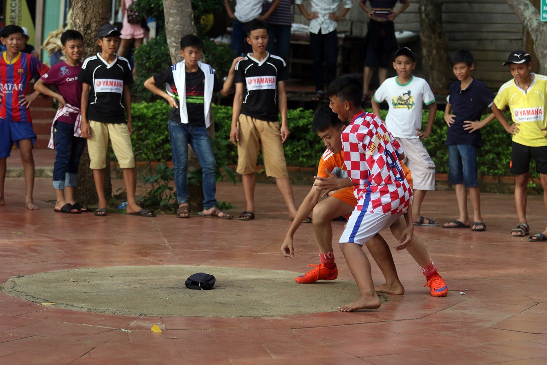 Các em học sinh trường Chu Văn An (Cần Thơ) đã chơi trò đuổi bắt ngập tràn tiếng cười với trường Ngọc Lâm (Hà Nội).