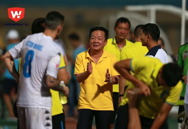 HLV Nguyễn Thanh Sơn dự đoán đội bóng của bầu Hiển sẽ vô địch V.League 2016. Ảnh Hải Đăng