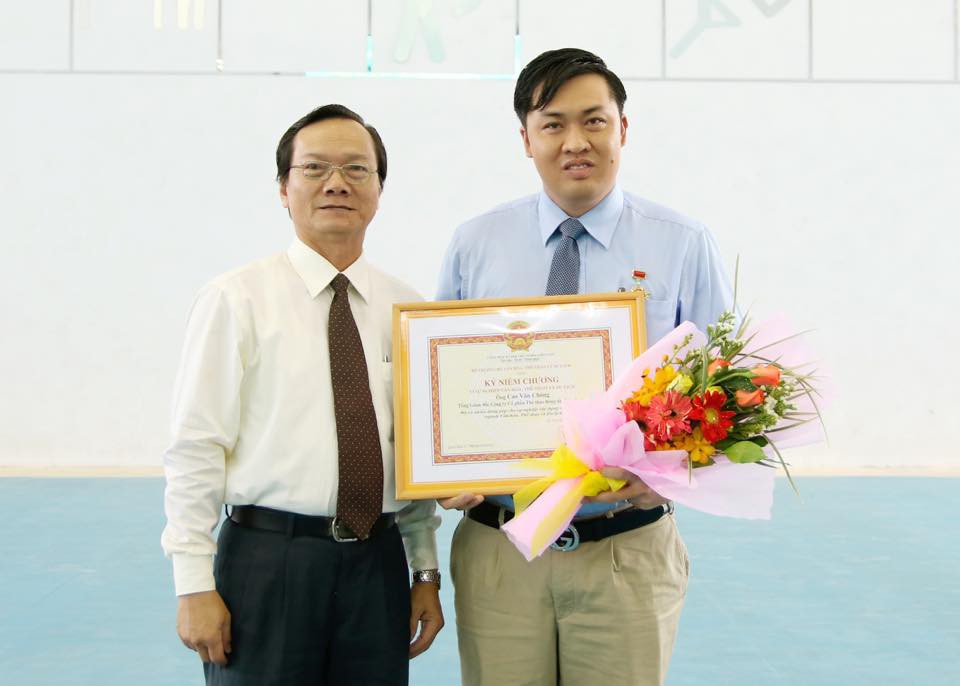 Tiến sĩ Huỳnh Ngọc Đáng, Giám đốc Sở VH-TT&DL tỉnh Bình Dương thừa uỷ quyền Bộ trưởng Bộ VH-TT&DL trao tặng kỷ niệm chương cho ông Cao Văn Chóng.